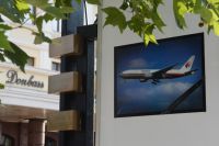 Траурная рамка с изображением разбившегося в Донецкой области малайзийского авиалайнера Boeing 777 на рекламном щите на одной из улиц в Донецке.