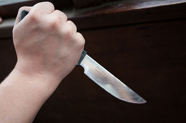 Мужчина взял в заложницы женщину и угрожал её ножом.