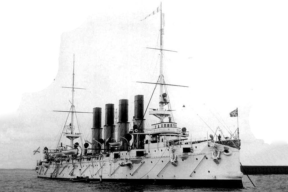 «Варяг» – легенда ВМФ России. Крейсер был заложен в 1898 году в Филадельфии. В 1900 году был передан Российской империи и в 1901 вступил в строй. Корабль известен морским сражением с японской эскадрой в 1904 году.«Варяг» получил, по разным данным, от 7 до 11 попаданий, в том числе одну пробоину площадью 2 кв. м у ватерлинии, но судно осталось на плову. Российские моряки сами затопили «Варяг». В 1905 году «Варяг» был поднят японцами, отремонтирован и введён в строй 22 августа в качестве крейсера 2-го класса под названием «Соя». Более семи лет использовался японцами для учебных целей.