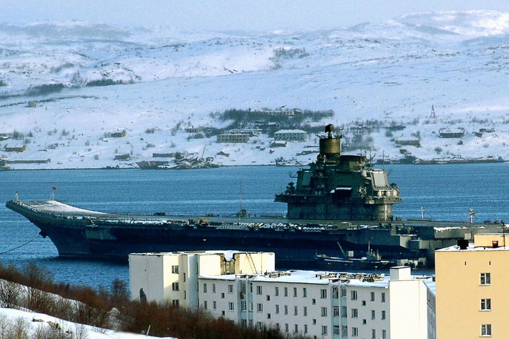 Тяжёлый авианесущий крейсер «Адмирал флота Советского Союза Кузнецов» предназначен для поражения крупных надводных целей, защиты морских соединений от нападений вероятного противника. Крейсер был спущен на воду в 1985 году. Входит в состав Северного флота. Длина корабля составляет 306 м. Скорость – 53 км/ч. Экипаж – 626 человек.
