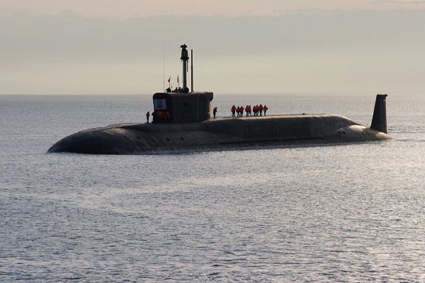 Российская атомная подводная лодка К-535 «Юрий Долгорукий» была спущена на воду в 2008 году. Это единственный корабль проекта 955 «Борей», вошедший в строй. Длина подводной лодки — 170 м, подводное водоизмещение — 24000 тонн. Скорость надводная составляет 28 км/ч, скорость подводная – 53 км/ч. В автономном плавании лодка может находиться 90 дней. Экипаж — 107 человек. Лодка вооружена торпедами, крылатыми ракетами, ПЗРК. Также может производить пуск баллистических ракет «Булава».