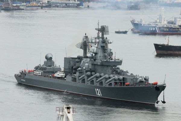 Ракетный крейсер «Москва» является флагманом Черноморского флота России. Длина корабля составляет 186 метров. В автономном плавании он может находиться 30 суток. Экипаж — 416 человек. Максимальная скорость крейсера — 60 км\ч. Корабль вооружен противовоздушным комплексом «Риф» С-300Ф, пушкой АК-130, артустановкой АК-630, противокорабельными ракетами «П-1000 Вулкан», зенитным ракетным комплексом «Оса-М». На крейсере находится один вертолет «Ка-27».