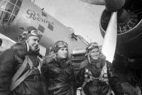 Лётчицы Осипенко (слева), Гризодубова (в центре) и Раскова (справа) перед полётом.