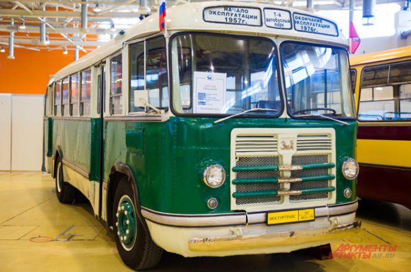 В 1957 году этот автобус развозил пассажиров в столице. Спустя полвека он представлен на выставке как ретро-автобус. Однако, как уверяют специалисты, старенькие ЗиЛы и ЛиАЗы с лёгкостью могут быть модернизированы и выведены на линию.