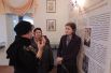 Посетители выставки живо обсуждают творчество братьев Гримм