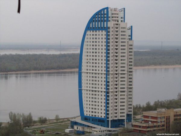 Самое высокое здание в Волгограде – это две башни жилого комплекса «Волжские паруса» в 32 и 28 этажей.