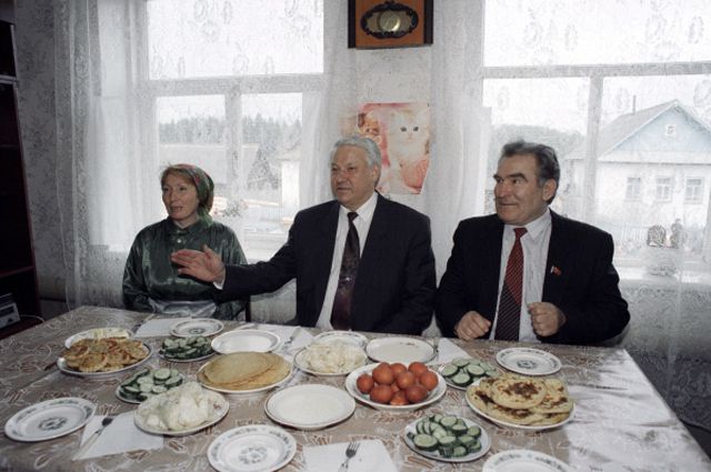 Президент РФ Борис Ельцин сидит за столом в гостях у семьи Никитиных в деревне Якшур Завьяловского района.