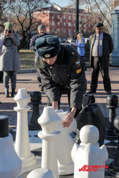 Курсанты МВД на личном примере показали иркутянам игру в динамичные шахматы. 