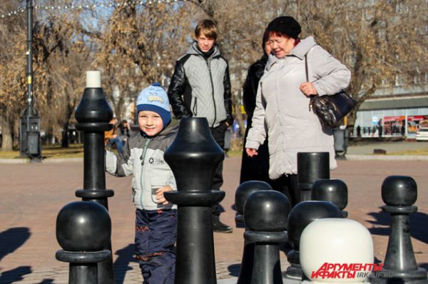 В считанные секунды шахматное поле наполнилось детскими счастливым смехом.