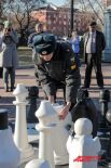 Курсанты МВД на личном примере показали иркутянам игру в динамичные шахматы. 