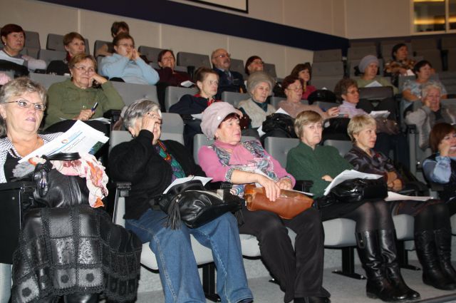 Десятки пенсионеров уже прослушали первую часовую лекцию.