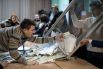 27 октября ЦИК Украины обработал 97,17 % избирательных бюллетеней на внеочередных выборах в Верховную Раду. Наибольшее количество голосов набрали  Народный фронт» действующего премьер-министра страны Арсения Яценюка — 22,21 % и партия «Блок Петра Порошенко» — 21,28 %. 
