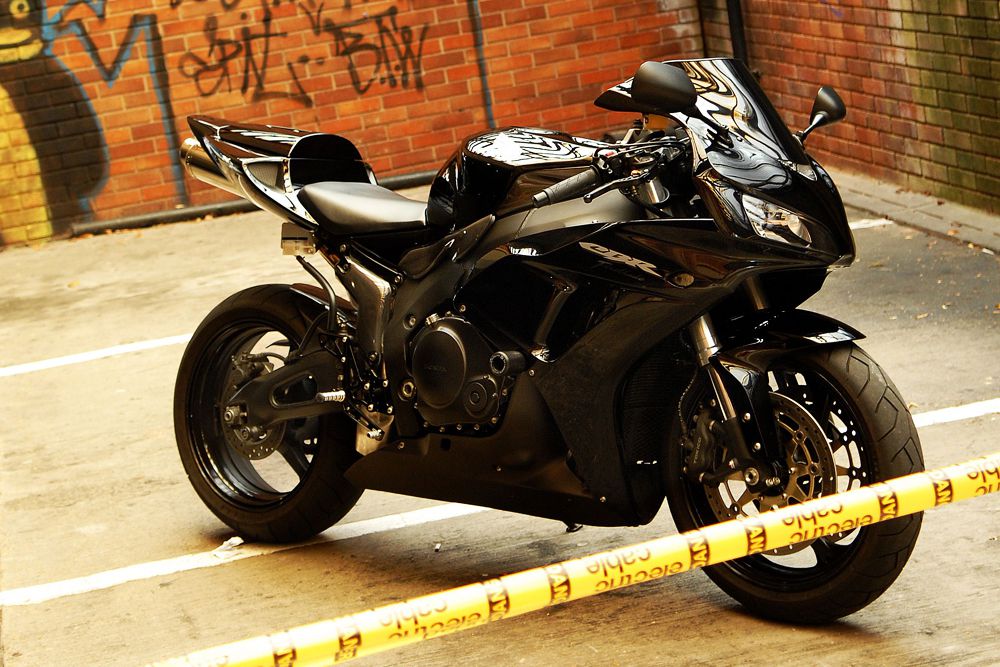 Honda CBR1000RR – наследник легендарной CBR900RR. В дебютном 1992 году произвел революцию в своем классе и создал новые стандарты в мире спортбайков. Модель 2014 года получила двигатель мощностью 181 л.с., что позволяет ему разгоняться до 300 км/ч. Сухой вес машины – 169 кг.