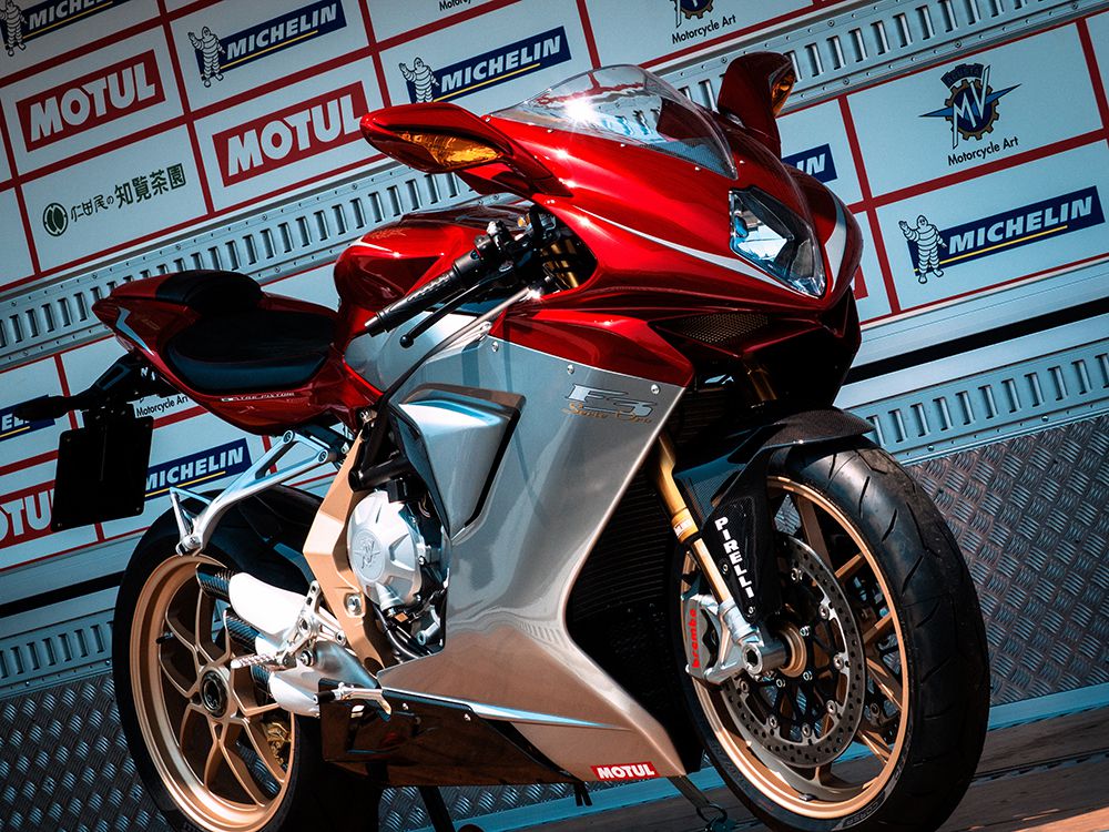 MV Agusta F4 1000 R. При весе байка в 192 кг четырехцилиндровый двигатель развивает мощность до 166 л.с. Рабочий объем мотора – 998 куб. см, расход топлива – 7 литров на 100 км. До сотни машина разгоняется менее чем за 3 секунды. Максимальная скорость мотоцикла – 299 км/час.