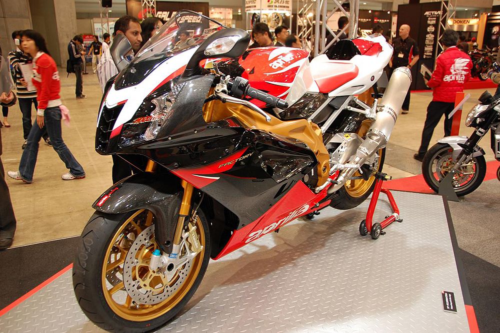 Быстрейших байк компани Aprilia – RSV 1000R Mille – это мотоцикл с двигателем V 60 Magnesium из магниевого сплава. Силовая установка в 143 л.с. позволяет машине разогнаться до 260 км в час.