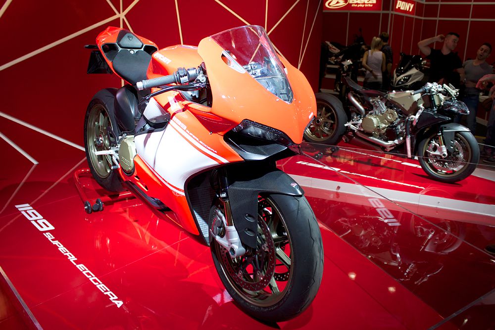 1199 Superleggera — самый уникальный и желанный Ducati среди всех созданных прежде. Его соотношение мощности к весу — рекордно высокое со времен существования мотоциклов: 177 кг к 200 л.с. Максимальная скорость ограниченна электроникой – 300 км/ч. Ради этого байка придется раскошелиться на 4,5 млн рублей. Всего будет выпущено только 500 экземпляров Superleggera.