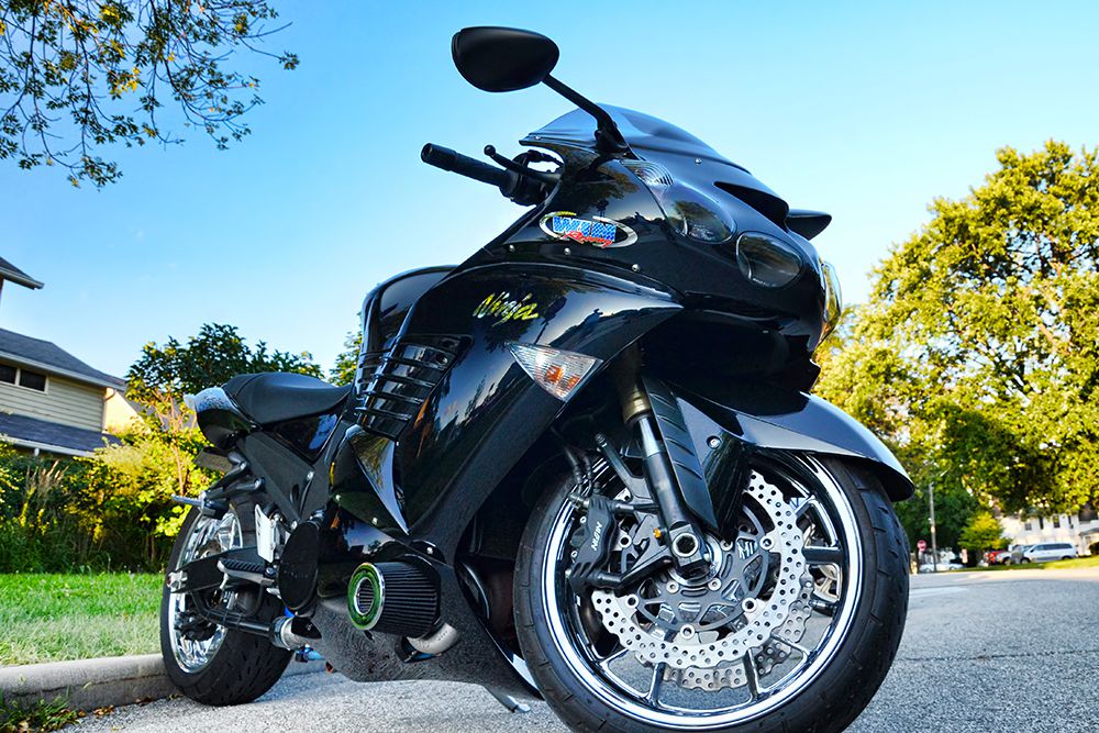 Kawasaki Ninja ZX-14 – самый мощный мотоцикл в истории компании. Байк можно разогнать до 300 км/час. Несмотря на значительный вес и размеры, ZX-14 достаточно управляем и стабилен при маневрировании. Алюминиевая монорама обеспечивает хороший клиренс для жестких поворотов и надежность крепления узлов подвески.