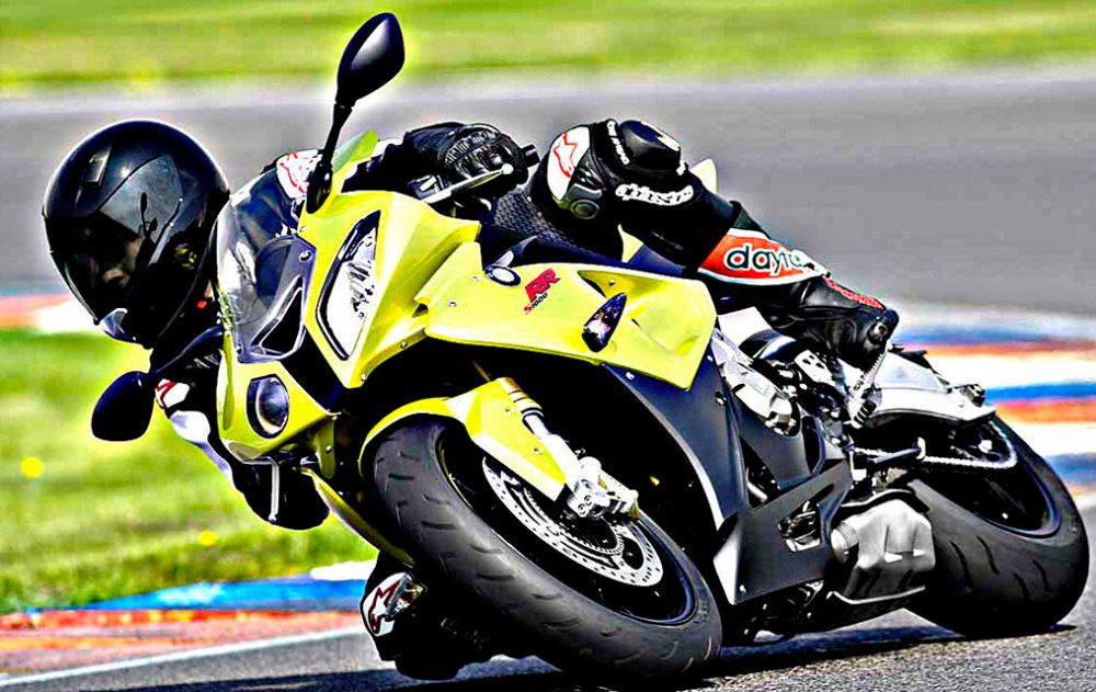 BMW S1000 RR — спортивный мотоцикл серийного производства от BMW Motorrad. Разгон до 100 км/ч происходит за 3,1 с. Максимальная скорость мотоцикла – 299 км/ч. В 2014 году баварский производитель представил третью версию байка. От предшественников мотоцикл отличается обновлённой рамой, геометрия которой была модифицирована для улучшения управления в связи с установкой более мощного двигателя в 193 л.с. Вес машины составил 202 кг.