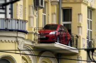 Макет автомобиля на балконе дома в Киеве