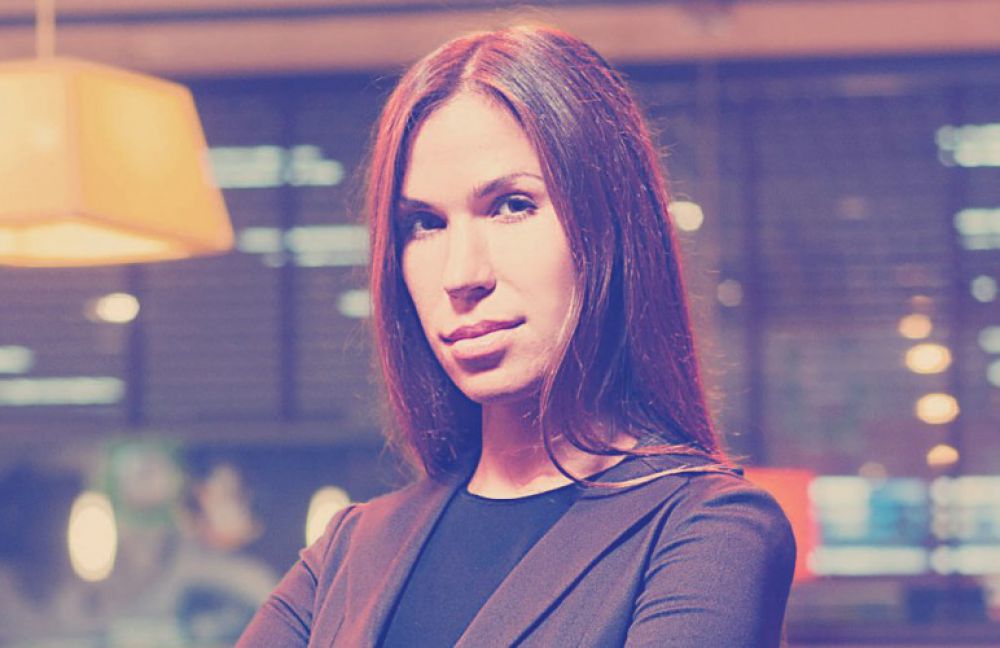 Юлия Антонова – участвует в бизнесе своего отца – президента концерна «Галнафтогаз» Виталия Антонова, девушка является членом набсовета концерна «Галнафтогаз». Также она управляет ресторанами «A la minute» – заведениями при заправках сети «ОККО»
