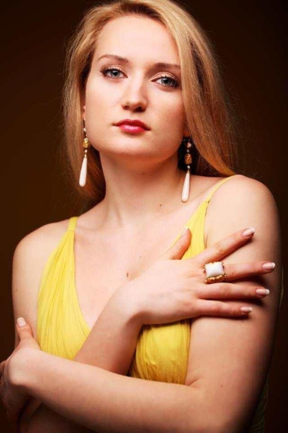 Екатерина Тарута – дочь бывшего донецкого губернатора, президента ФК «Металлург» Сергея Таруты, несколько лет работала ведущей музыкального канала М1, ведет международный блок программы «Факты» на телеканале ICTV