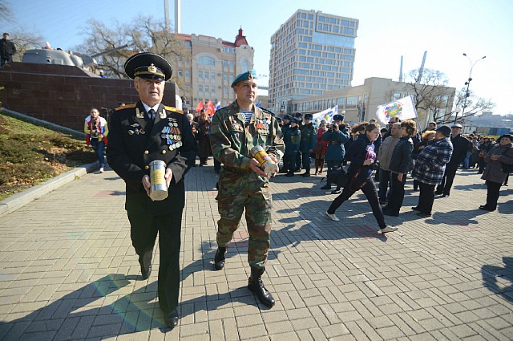 Завершился митинг торжественной закладкой капсул с землёй из городов-героев - Курска и Санкт-Петербурга.