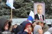 Кроме многочисленных флагов, в руках у митингующих был и портрет Президента РФ.