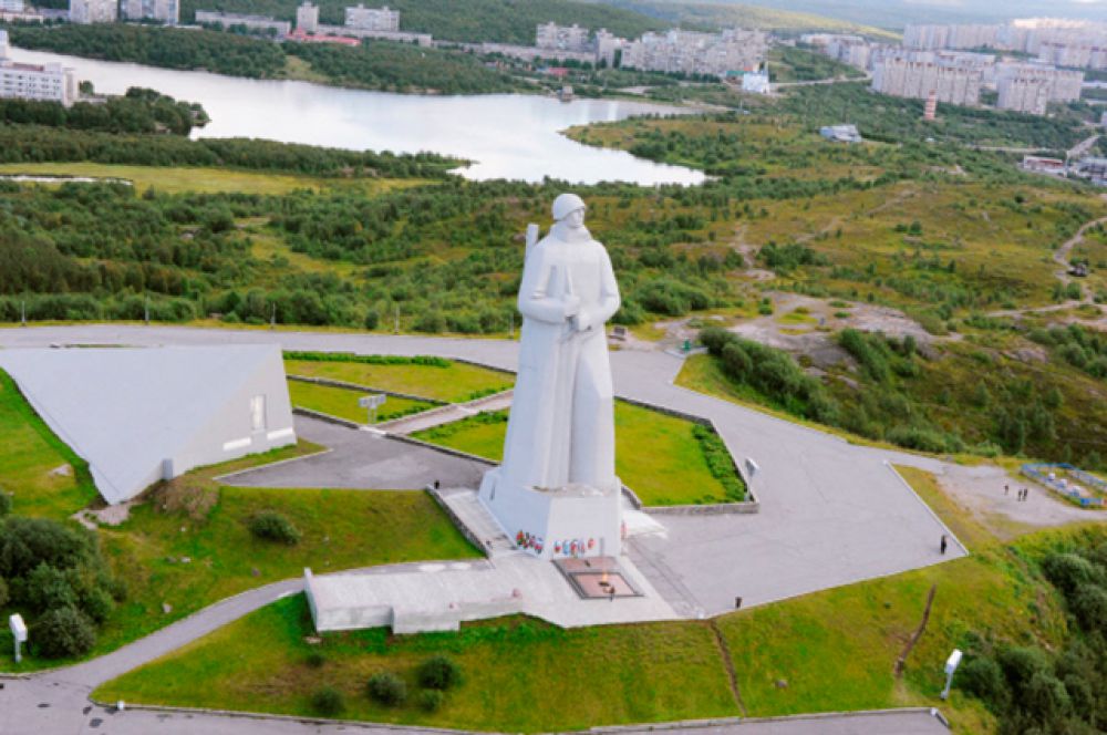Мемориал «Защитникам Советского Заполярья в годы Великой Отечественной войны» — мемориальный комплекс в Ленинском округе Мурманска. Изначально монумент предполагалось установить на площади Пять Углов, но затем выбрали сопку Зелёный Мыс, возвышающуюся над городом и Кольским заливом на 173 метра. Памятник был заложен 17 октября 1969 года, а к его возведению приступили в мае 1974 года. Высота монумента 35,5 метров, вес полой внутри скульптуры более 5 тысяч тонн.