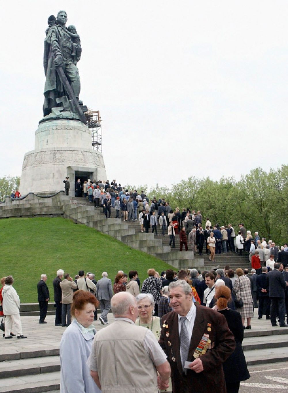 В каком городе установили монумент воин освободитель. Трептов-парк мемориал в Берлине. Воин-освободитель Трептов-парк Берлин. Памятник советскому солдату в Трептов парке в Берлине. Памятник Трептов парк в Берлине.