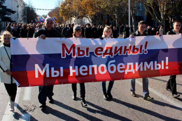 Участники шествия, посвященного Дню народного единства, в Севастополе.