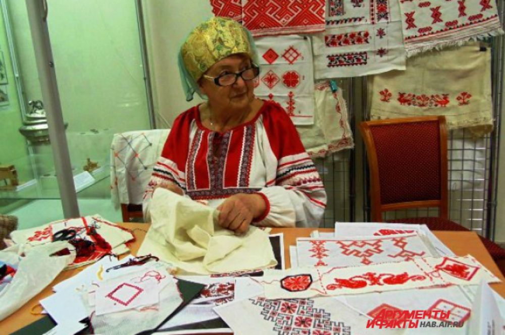 мастерица-рукодельница не только показывала особенности национальной вышивки, но и раскрывала сакральный смысл русских узоров