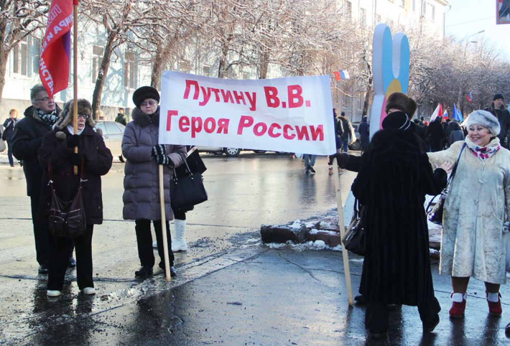 Место у драмтеатра, которое давно облюбовала внесистемная оппозиция, предусмотрительно заняли свои люди…