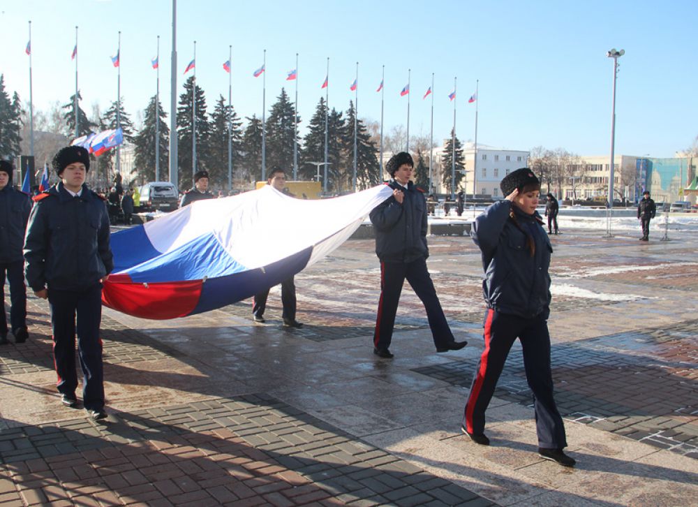 Флаг России несут к флагштоку