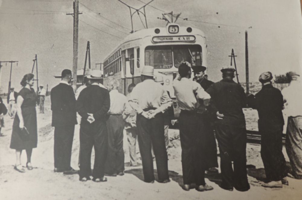 Пуск первого вагона через трамвайное кольцо у сельскохозяйственного института 1949-50 г.