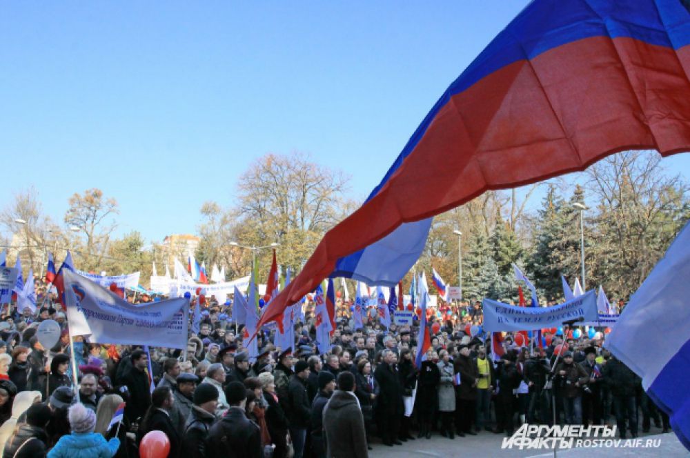 В центре Ростова-на-Дону на праздничное мероприятие собралось более шести тысяч горожан, чтобы отметить День народного единства.