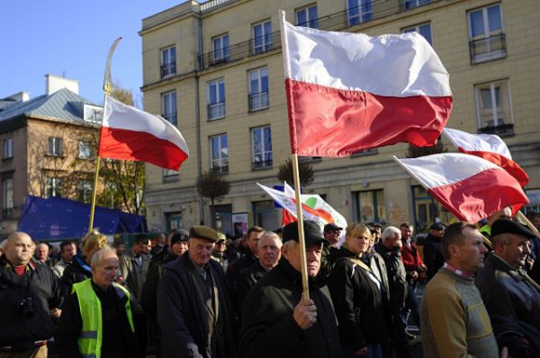 Митинг приурочен к приезду в Польшу Еврокомиссара по сельскому хозяйству. Сотни людей вышли на улицы Варшавы с плакатами: «Если яблоки не уедут в Россию, то пусть их закупают Германия и Бельгия».