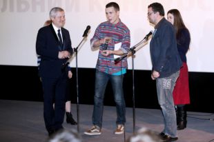 Вручение награды победителю – режиссеру Никону Романченко