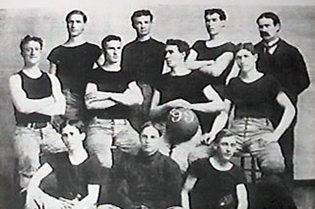 Баскетбольная команда Университета Канзаса и Джеймс Нейсмит. 1899 г.