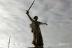 Скульптура «Родина-мать зовет!» занесена в книгу рекордов Гиннеса как самая большая на момент возведения скульптура-статуя в мире. Её высота – 52 метра, длина руки – 20 метров, меча — 33 метра. Общая высота скульптуры – 85 метров