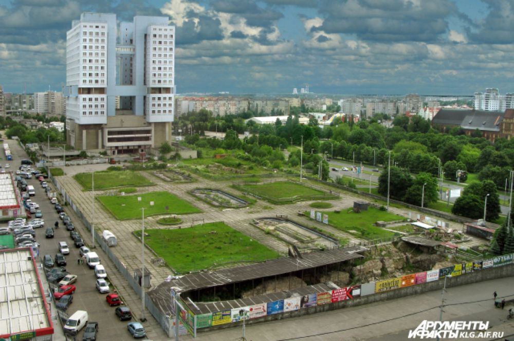 Одно из самых высоких сооружений - Дом советов - расположено на Центральной площади Калининграда. Его высота - 71,6 метров. Оно доминирует не только над бизлежащими постройками, но и над всеми сооружениями в городе, потому что стоит на самом высоком месте