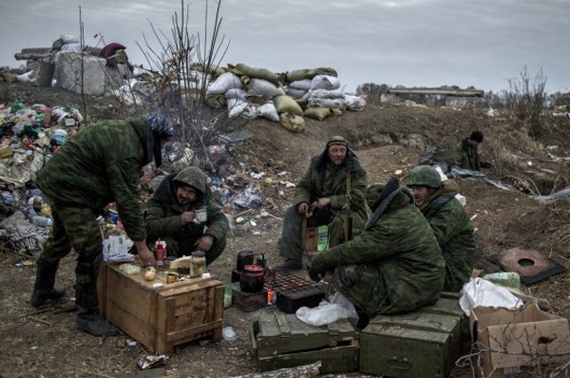Ополченцы Луганской народной республики на первой линии обороны в Славяносербском районе неподалеку от Луганска.