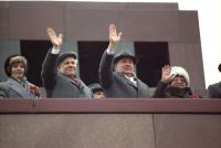 Президент СССР Михаил Сергеевич Горбачёв на трибуне Мавзолея В. И. Ленина. 7 ноября 1990 года.