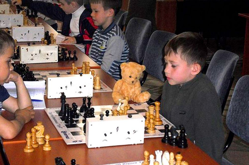 Участник №32. Первоклассник Комаров Тимофей: Мой первый шахматный турнир. Было очень тревожно и волнительно. Поэтому я взял своего лучшего друга 