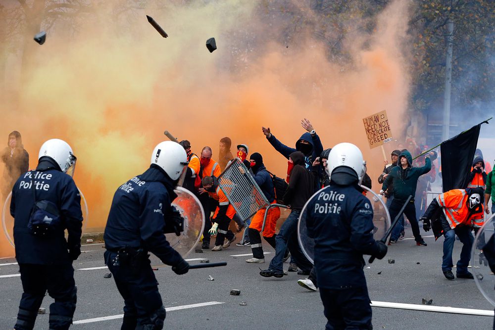Беспорядки в Брюсселе. Люди протестуют против экономических реформ правительства. По сведениям полиции, на улицы города вышло в общей сложности более 100 тысяч человек. Акция проводилась в рамках всеобщей забастовки работников госсектора против политики жесткой экономии, объявленной новым правительством Бельгии.