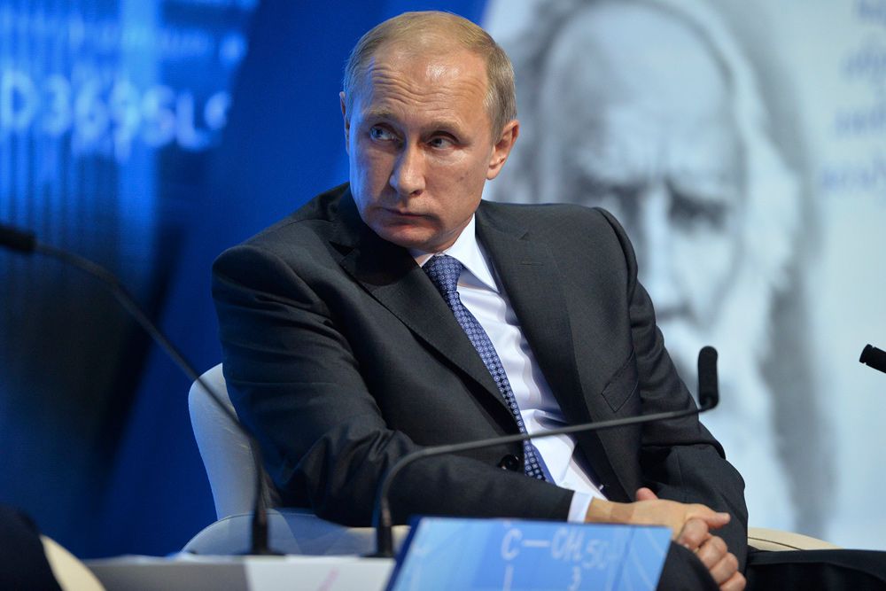 Американский журнал Forbes второй год подряд назвал Владимира Путина самым влиятельным человеком мира. Российский лидер обошел в рейтинге президента США Барака Обаму и даже Папу Римского Франциска. Кроме Путина из россиян в список вошли руководитель «Роснефти» Игорь Сечин (42 место), глава «Газпрома» Алексей Миллер (47) и предприниматель Алишер Усманов (61).