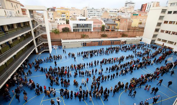 Несмотря на это, каталонское волеизъявление имело широкий характер. По предварительным данным, из 5,4 миллиона граждан, имевших право участвовать в опросе, на избирательные участки пришло более 2,25 миллиона человек.