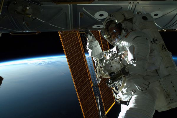 Российский космонавт Максим Сураев, астронавт NASA Рид Уайзман и астронавт Европейского космического агентства Александр Герст работали на орбите около 170 суток.