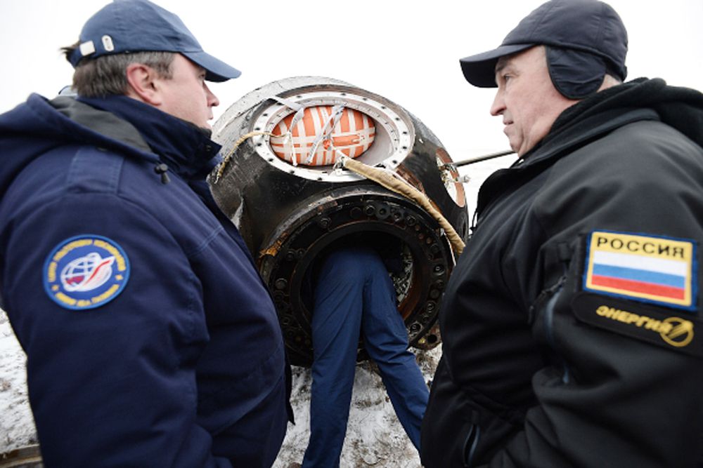 Сураев и Самокутяев также выходили в открытый космос по программе российского сегмента МКС. Во время «космической прогулки» они, в частности, выполнили ряд задач по экспериментам «Экспоуз-Р» и «Тест», а также сфотографировали поверхность орбитальной станции, чтобы затем специалисты смогли оценить ее состояние.
