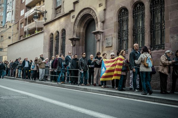 Участникам опроса предстояло ответить на два вопроса: «Хотите ли Вы, чтобы Каталония стала государством?» и, если да, «Хотите ли Вы, чтобы это государство было независимым?».
