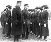 Контр-адмирал Виктор Блю (слева в центре) обходит ряды женщин-писарей, принятых на службу в американскую армию. Во время первой мировой войны женщин впервые начали официально принимать на службу — как правило, на штабные должности, а также в качестве медсестер и радиооператоров.
